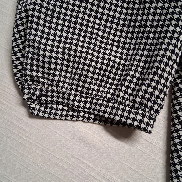 torrid Black and White Houndstooth V-Neck Blouse - Picture 6 of 14